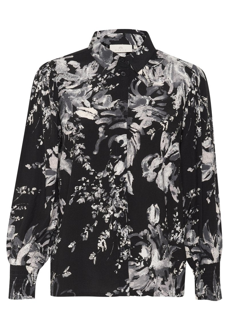 Schwarze Bluse mit grauen und weißen Blumenmustern. Mit einem kragenförmigen Ausschnitt, durchgehender Knopfleiste und gerafften langen Ärmeln.