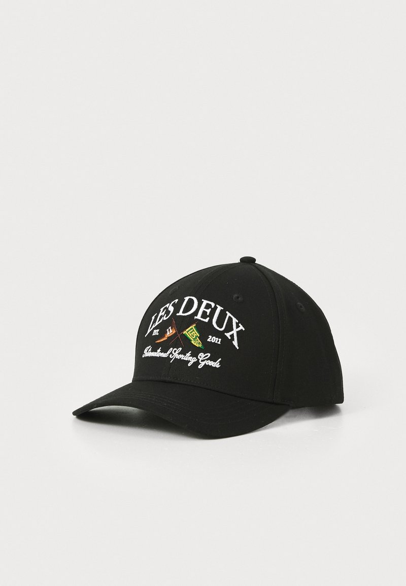 Schwarze Baseballkappe aus Baumwolle mit weißem, gesticktem Text. Verfügt über Designelemente wie gekreuzte Stöcke und Flaggen in Grün, Rot und Gelb.