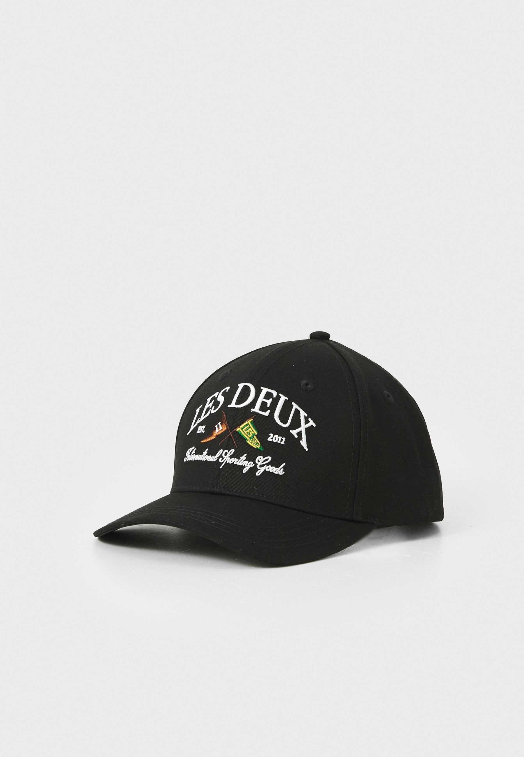 Schwarze Baseballkappe aus Baumwolle mit weißem, gesticktem Text. Verfügt über Designelemente wie gekreuzte Stöcke und Flaggen in Grün, Rot und Gelb.