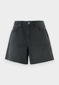 Dunkelgraue Jeansshorts mit hoher Taille, klassischem Fünf-Taschen-Design und einem sauberen, geraden Schnitt mit einer leicht verblassten Textur.
