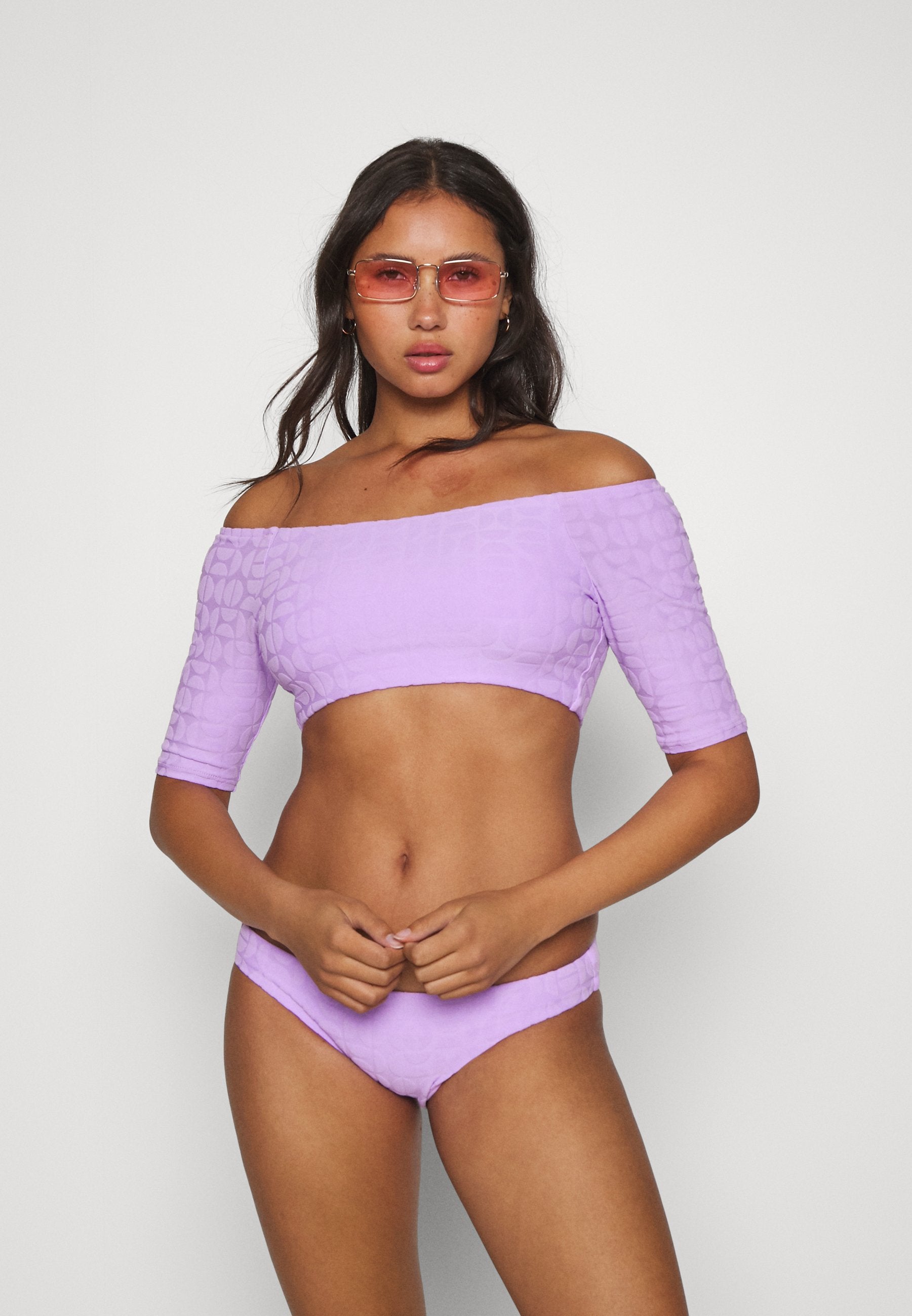 CAPRI OFF SHOULDER CROP Media 2
