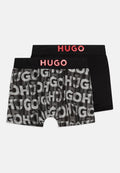 Schwarze und graue Boxershorts mit einem elastischen Bund, der mit einem roten "HUGO"-Logo versehen ist; ein Paar hat ein Druckdesign mit Buchstaben; weicher Stoff.