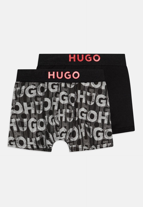 Schwarze und graue Boxershorts mit einem elastischen Bund, der mit einem roten "HUGO"-Logo versehen ist; ein Paar hat ein Druckdesign mit Buchstaben; weicher Stoff.