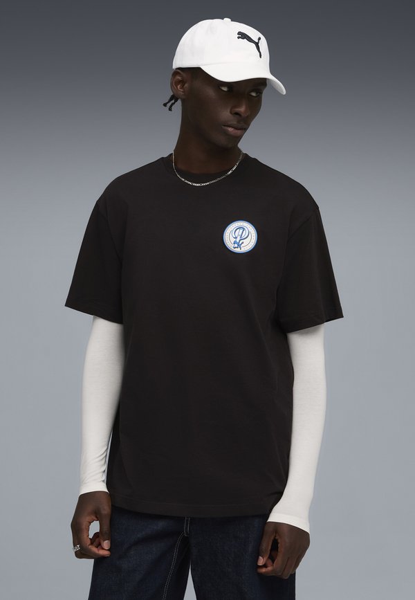 Puma WARDROBE ESSENTIALS LEGACY - Print T-shirt - black