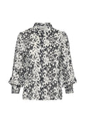 Schwarz-weiße Bluse mit einem Leopardenmuster, ausgestattet mit einem Kragen, Knopfverschluss und gerafften Ärmeln. Glatte Stoffoberfläche.