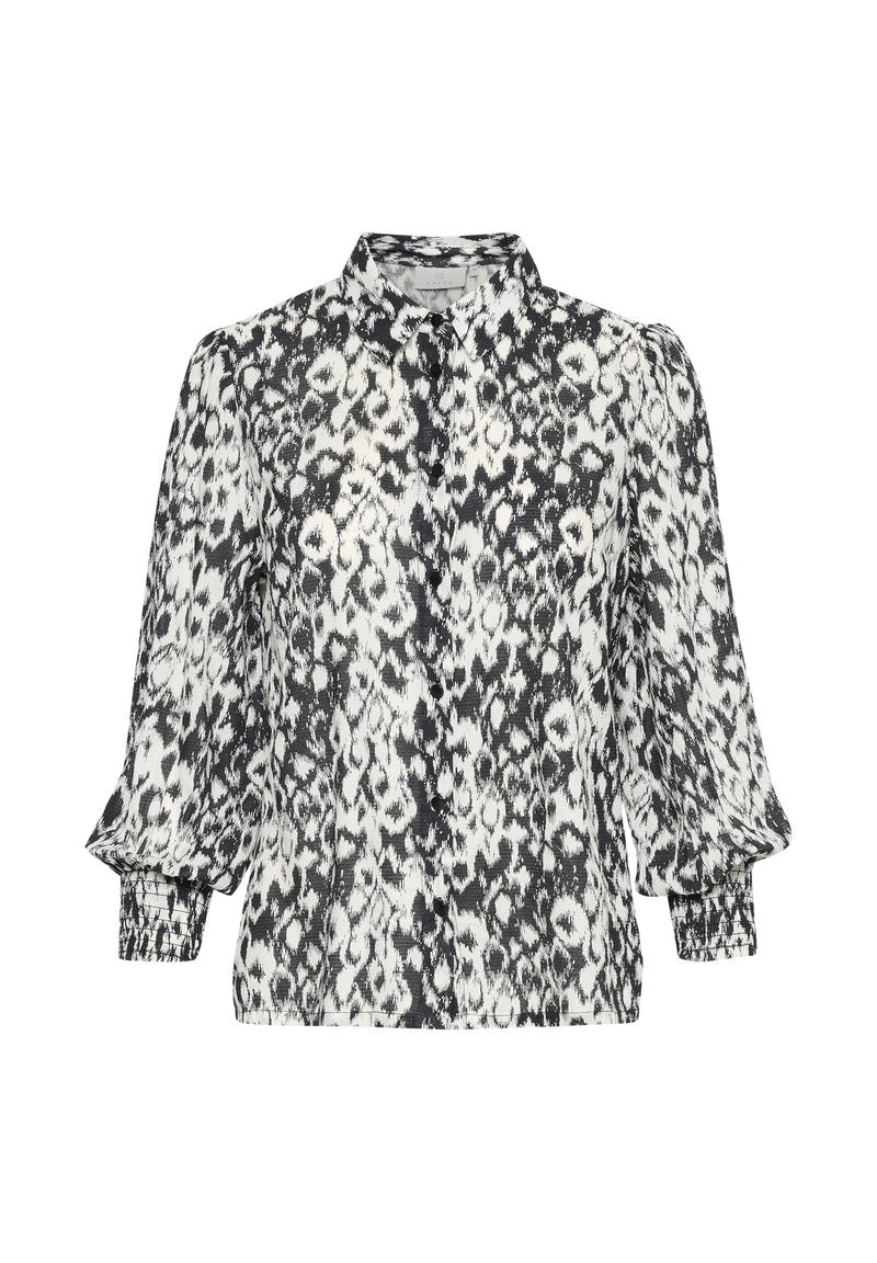 Schwarz-weiße Bluse mit einem Leopardenmuster, ausgestattet mit einem Kragen, Knopfverschluss und gerafften Ärmeln. Glatte Stoffoberfläche.