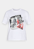 Weißes Baumwoll-T-Shirt mit auffälligen Grafikdrucken, darunter ein lächelndes Gesicht, Text und abstrakte Formen in Schwarz und Rot. Lockerer Schnitt.