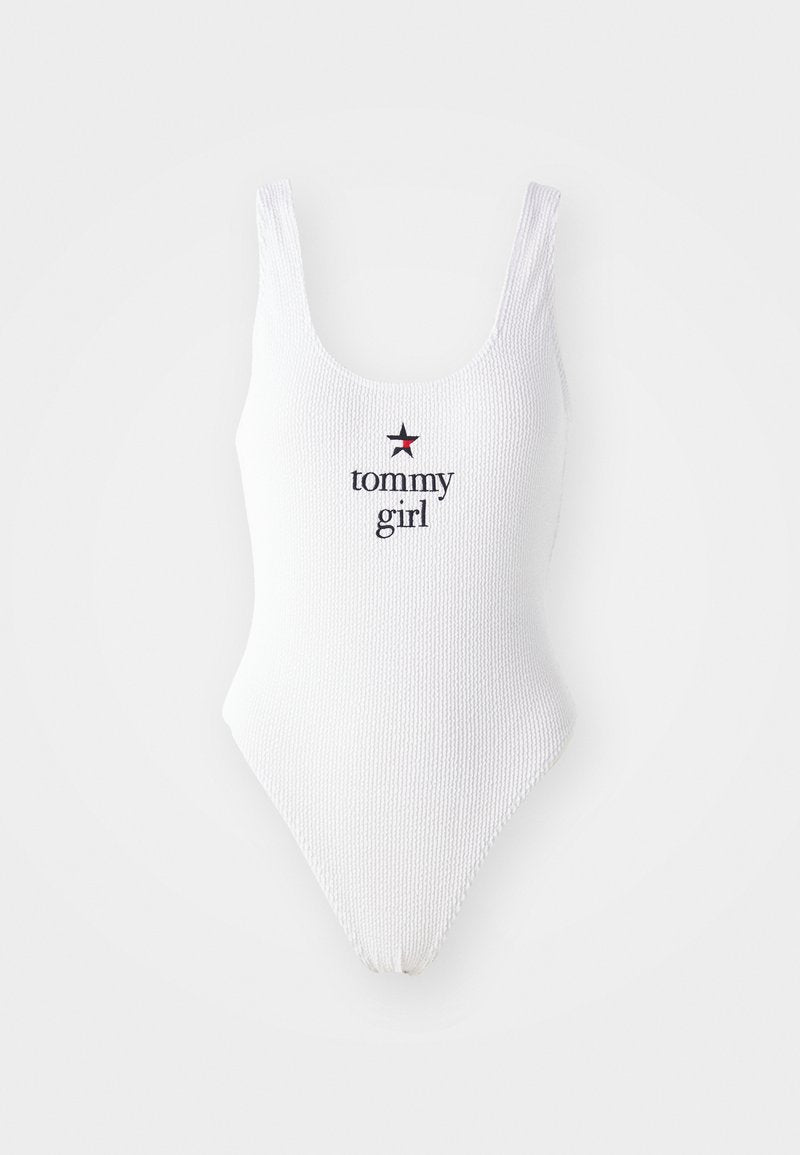 Weißer, gerippter Badeanzug mit Rundhalsausschnitt und gesticktem Schriftzug "tommy girl" mit Sternakzent in Marineblau und Rot.