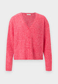 Langärmelige, rosa Strickjacke mit V-Ausschnitt und Knöpfen vorne, dargestellt vor einem schlichten hellgrauen Hintergrund.