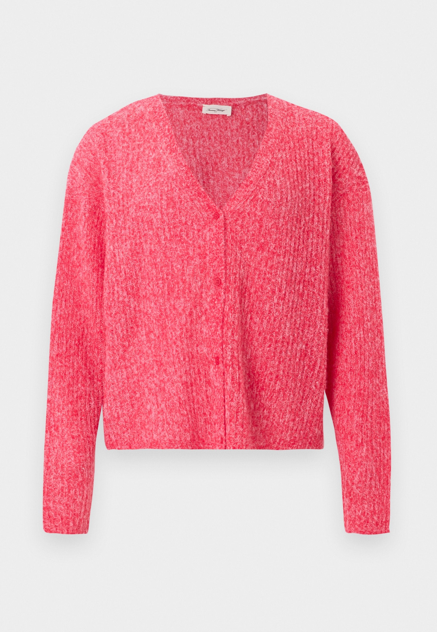 Langärmelige, rosa Strickjacke mit V-Ausschnitt und Knöpfen vorne, dargestellt vor einem schlichten hellgrauen Hintergrund.