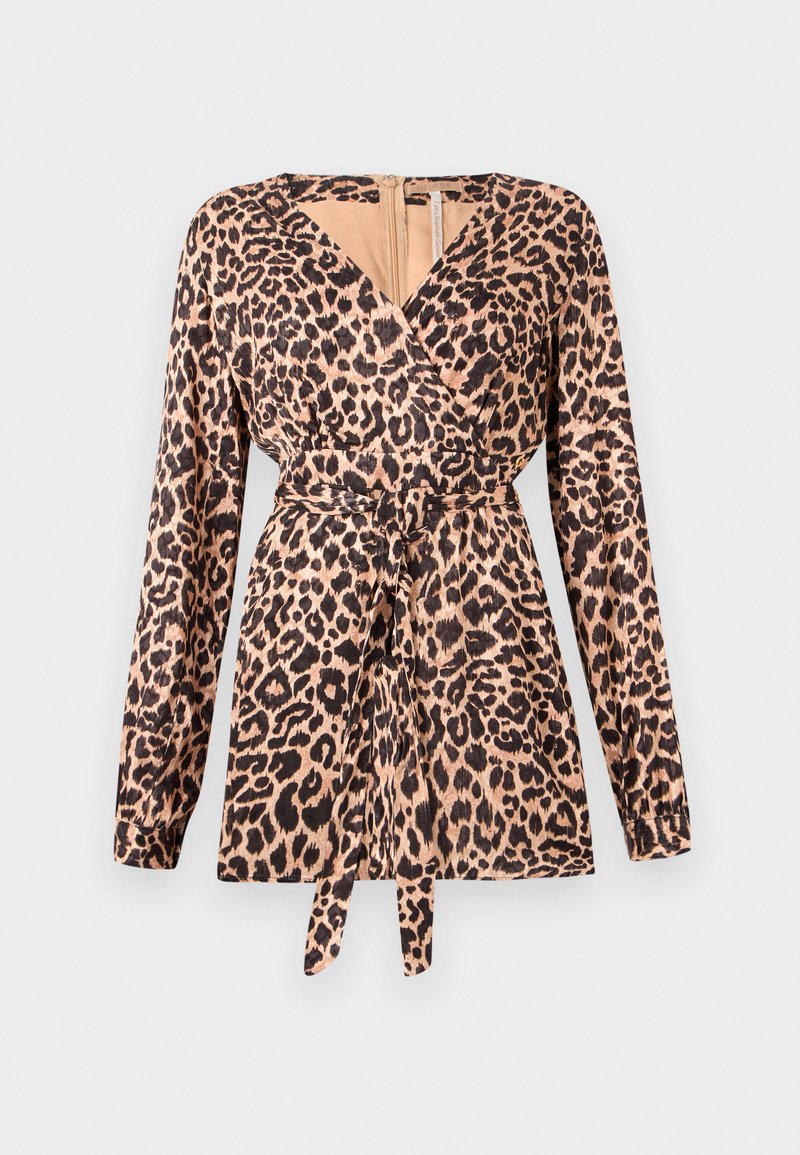 Leopardenmuster-Wickeloberteil mit langen Ärmeln, versehen mit einem Bindegürtel-Design, weicher Stofftextur und tiefem V-Ausschnitt. Farbgebung in Beige und Schwarz.