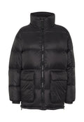 Schwarze Daunenjacke mit hohem Kragen, Reißverschluss vorne, großen Fronttaschen und gestepptem Design, das eine glatte, glänzende Textur aufweist.