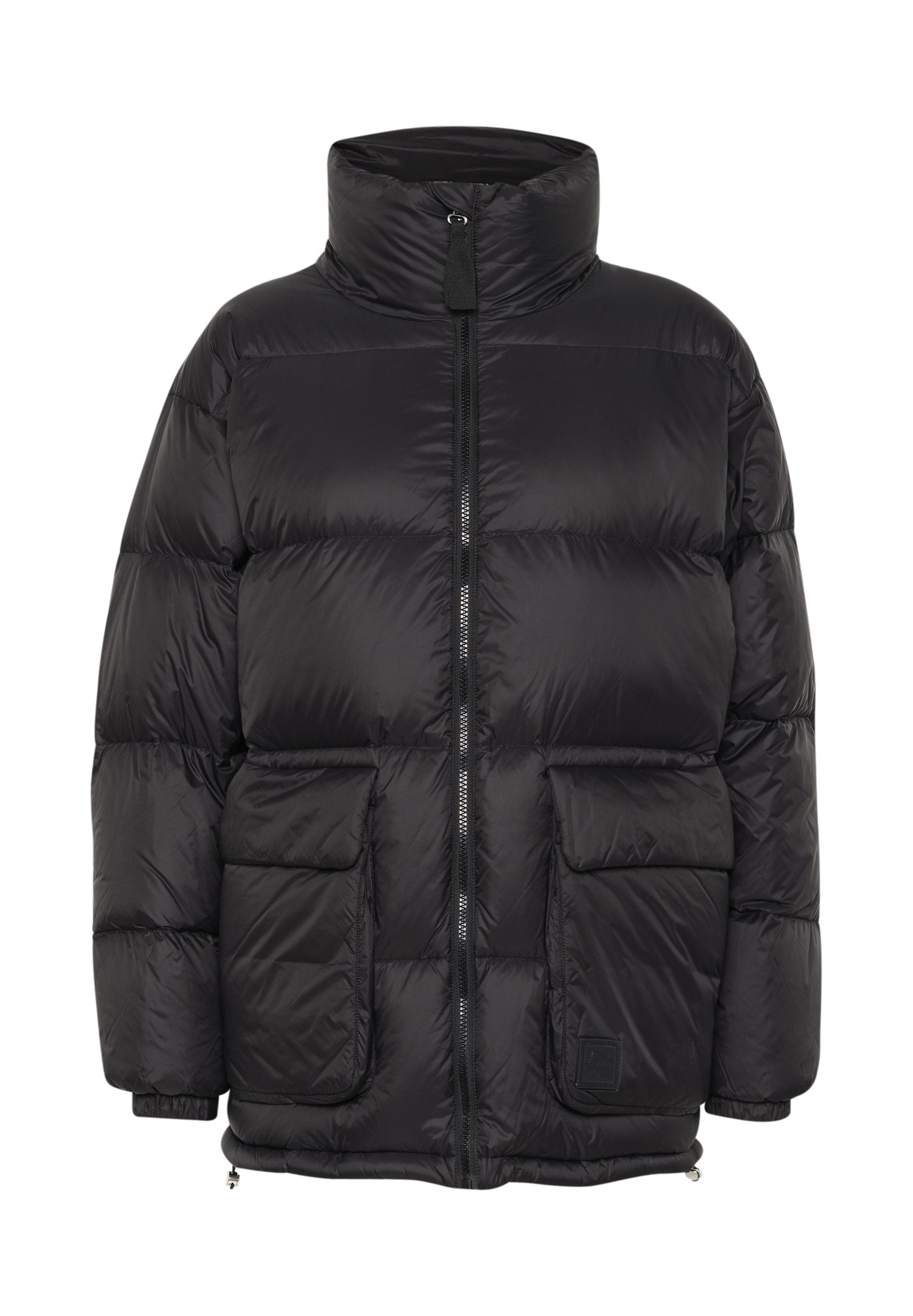 Schwarze Daunenjacke mit hohem Kragen, Reißverschluss vorne, großen Fronttaschen und gestepptem Design, das eine glatte, glänzende Textur aufweist.