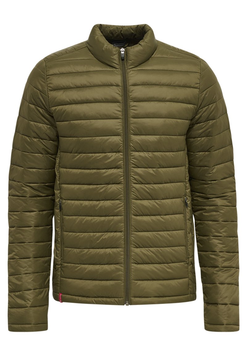 Olivgrüne Steppjacke mit Stehkragen, horizontalem Steppmuster, Frontreißverschluss und zwei Seitentaschen. Glatte Stoffoberfläche.