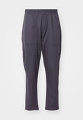 Dunkelgraue, leichte Hosen mit einem elastischen Bund, zwei Fronttaschen, geradem Bein-Design und glatter Textur.