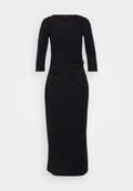 Schwarzes, langärmeliges Kleid mit rundem Halsausschnitt, verfügt über ein verdrehtes Detail an der Taille, gesichert durch einen goldfarbenen Akzent, bodenlanger Schnitt.