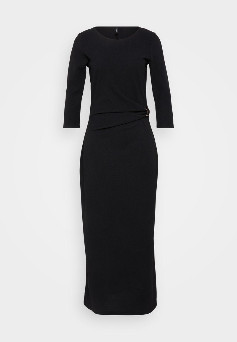 Schwarzes, langärmeliges Kleid mit rundem Halsausschnitt, verfügt über ein verdrehtes Detail an der Taille, gesichert durch einen goldfarbenen Akzent, bodenlanger Schnitt.
