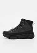 Schwarzer High-Top-Wanderschuh mit dicker Sohle, Metallösen und Seilschnürsenkeln, entwickelt für den Outdoor-Einsatz und Knöchelstütze.