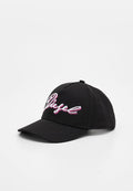 Schwarze Baseballkappe mit gebogenem Schirm, bestickt mit dem "Diesel"-Logo in Weiß und Pink. Strukturiertes Gewebe mit verstellbarem Rückengurt.
