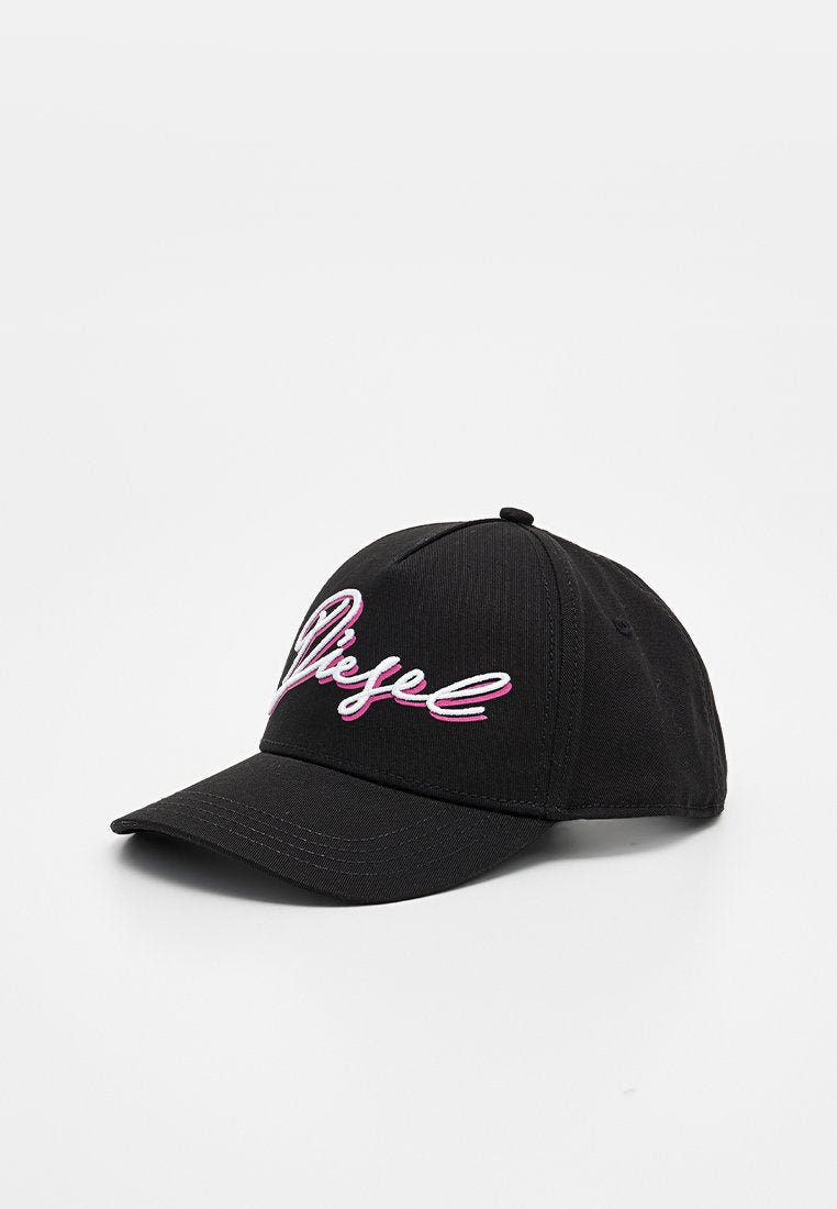 Schwarze Baseballkappe mit gebogenem Schirm, bestickt mit dem "Diesel"-Logo in Weiß und Pink. Strukturiertes Gewebe mit verstellbarem Rückengurt.