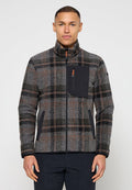 Graue und braune Karo-Fleecejacke mit hohem Kragen, Reißverschluss vorne und schwarzer Brusttasche. Mit Seitentaschen und strukturierter Stoffoberfläche.