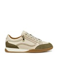 Beige Leder-Sneaker mit grünen Wildlederakzenten. Verfügt über silberne Schnürsenkel, einen Reißverschluss an der Seite und eine gummierte Sohle mit leichter Krümmung.