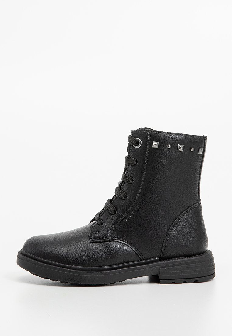 Schwarze Lederstiefelette mit Schnürung, Metalleyelets und Pyramidennieten an der Seite. Dicke Gummisohle mit strukturiertem Finish.