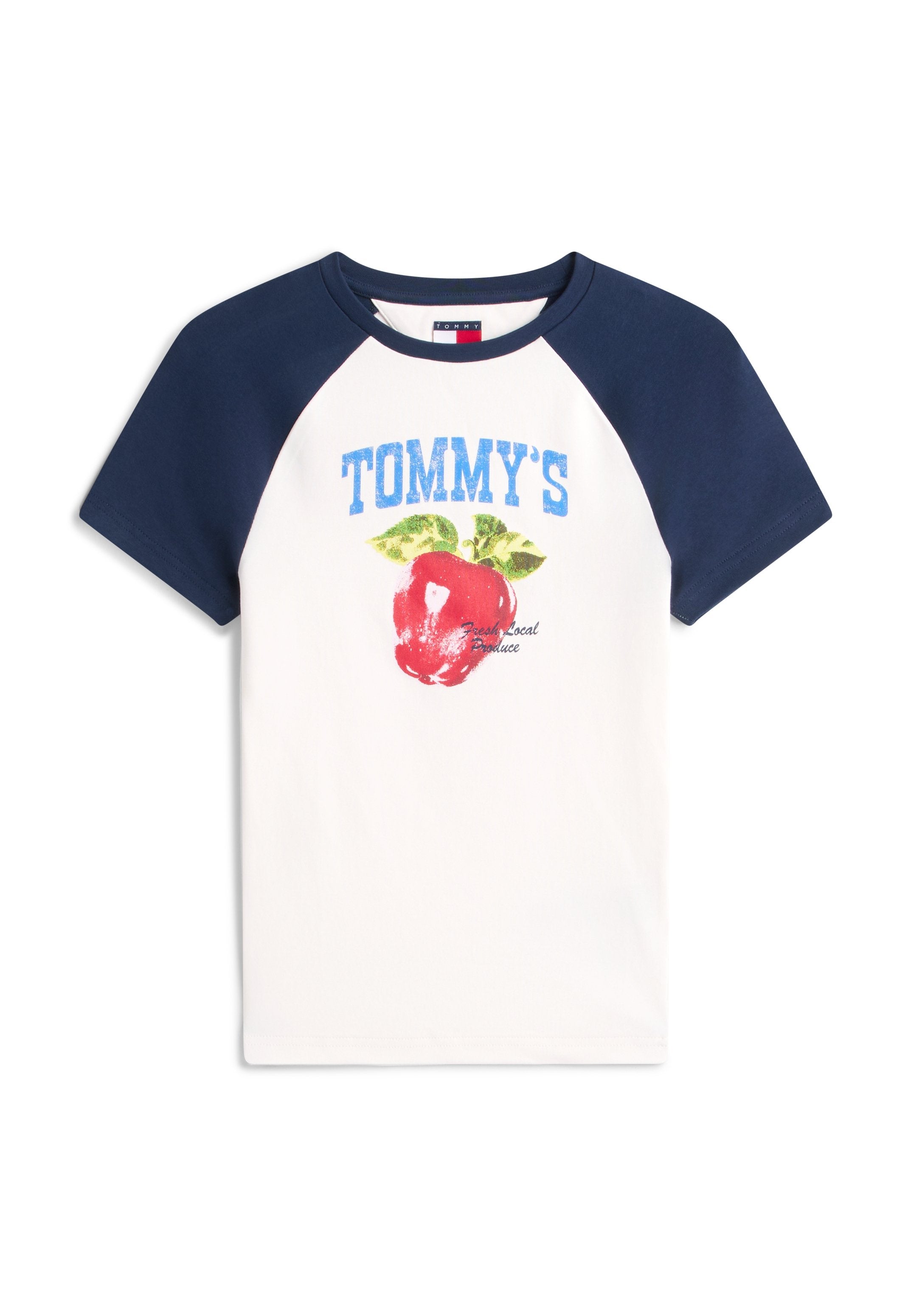 Kinder-T-Shirt mit kurzen Ärmeln, navyblauen Ärmeln, weißem Körper, blauem "TOMMY'S"-Text und rotem Apfelgrafik mit grünen Blättern auf der Vorderseite.