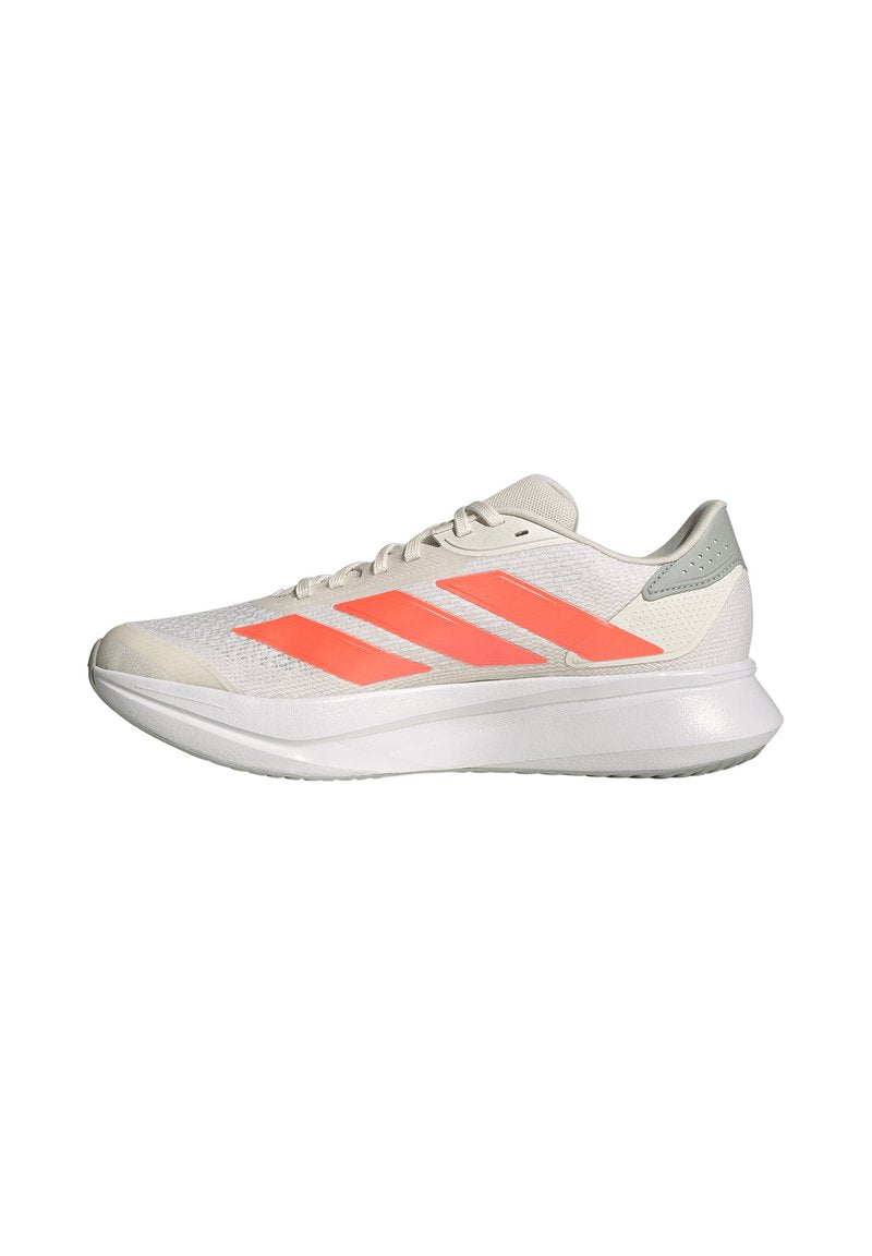 Weißer Laufschuh mit leuchtend orangefarbenen Streifen, Schnürverschluss und gepolsterter Sohle, von der Seite auf weißem Hintergrund gezeigt.