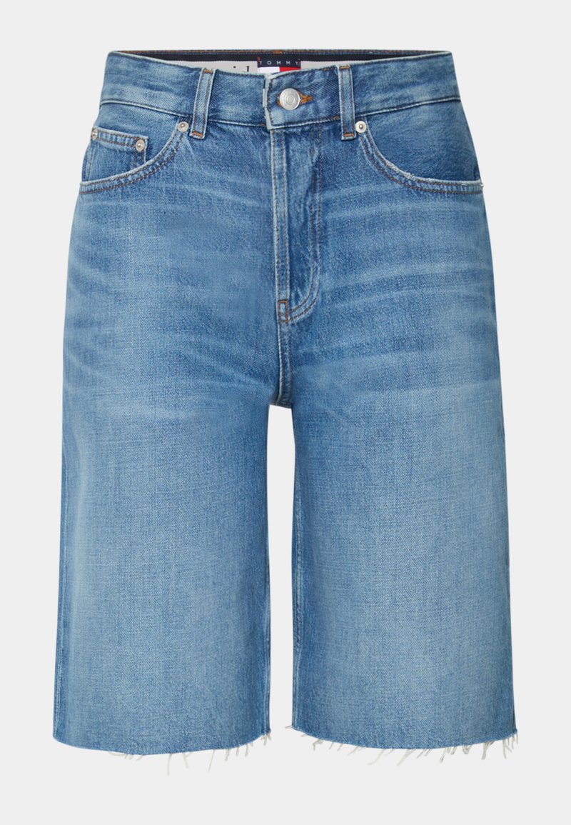 Helle blaue Denim-Shorts mit lockerer Passform, rohem Saum und klassischem Fünf-Taschen-Design. Verfügt über einen Knopfverschluss und ein etikettiertes Taillenband.