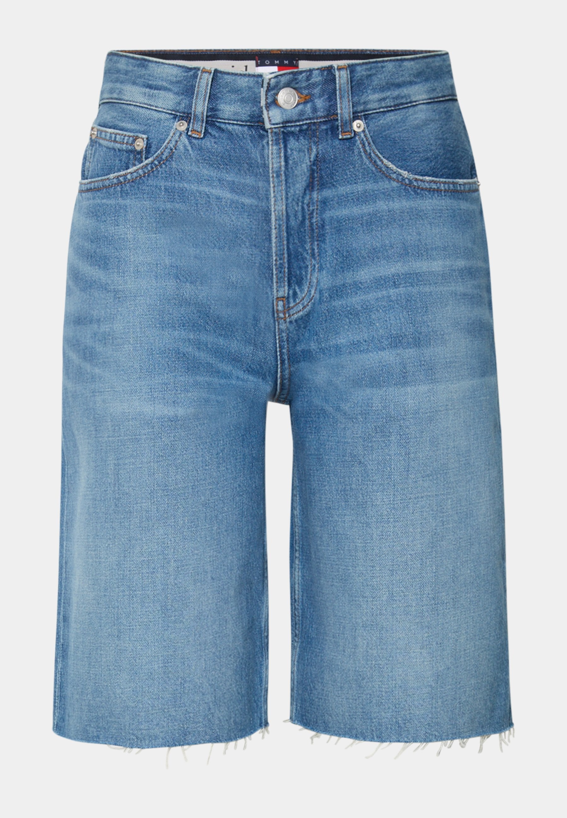 Helle blaue Denim-Shorts mit lockerer Passform, rohem Saum und klassischem Fünf-Taschen-Design. Verfügt über einen Knopfverschluss und ein etikettiertes Taillenband.