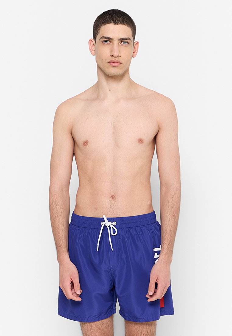 Herren Badehose in Blau, aus leichtem Stoff, mit Kordelzugbund, Seitentasche und kontrastierendem Logo-Detail.