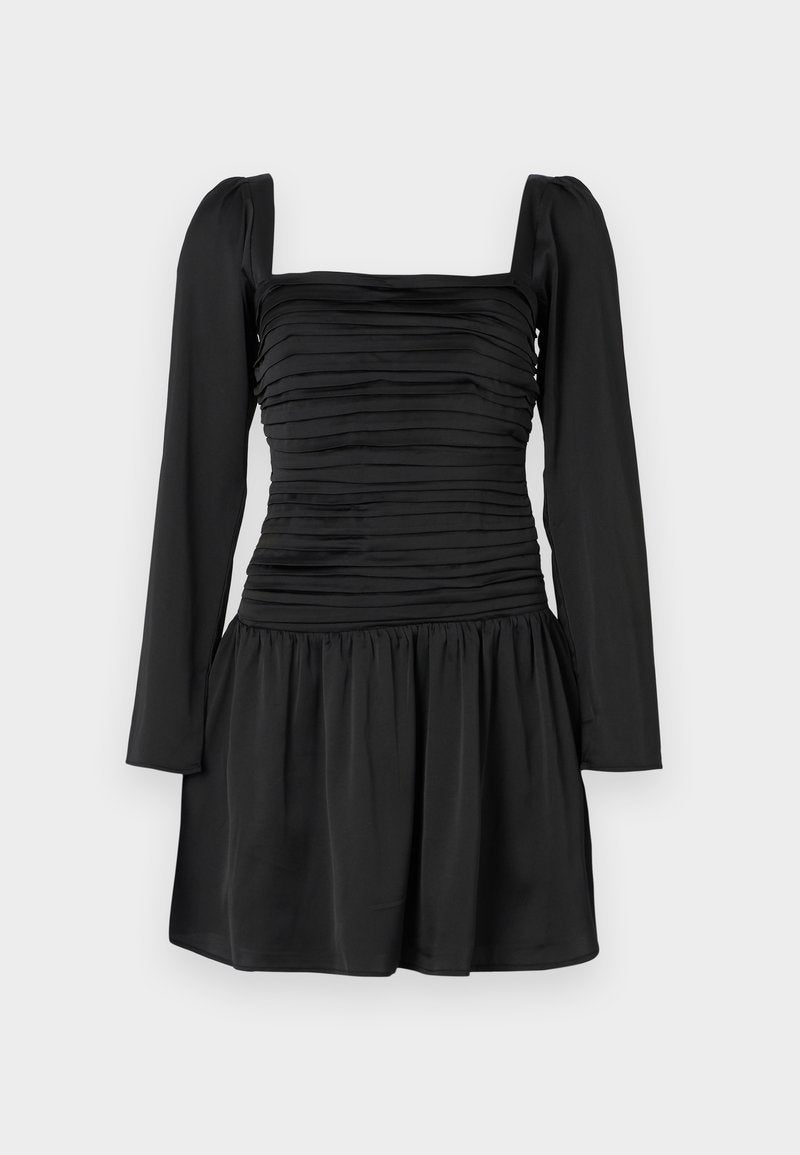 Schwarzes Kleid mit langen Ärmeln, quadratischem Ausschnitt und gerafftem Oberteil. Ausgestellter Rock mit gerafftem Stoff an der Taille. Glatte Textur.