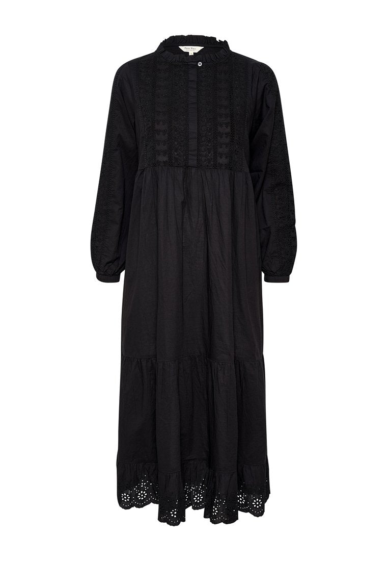 Schwarzes Baumwollkleid mit Rüschkragen, aufwendiger Spitzenverzierung am Oberteil und Lochmuster-Saum. Lockere Passform, lange Ärmel und schichtdesign.