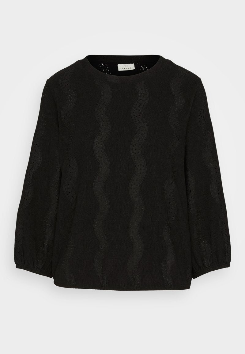 Schwarze Bluse mit Rundhalsausschnitt, 3/4-Ärmeln und strukturiertem wellenförmigen Muster. Hergestellt aus leichtem Stoff mit dezenten Ausschnitt-Akzenten.
