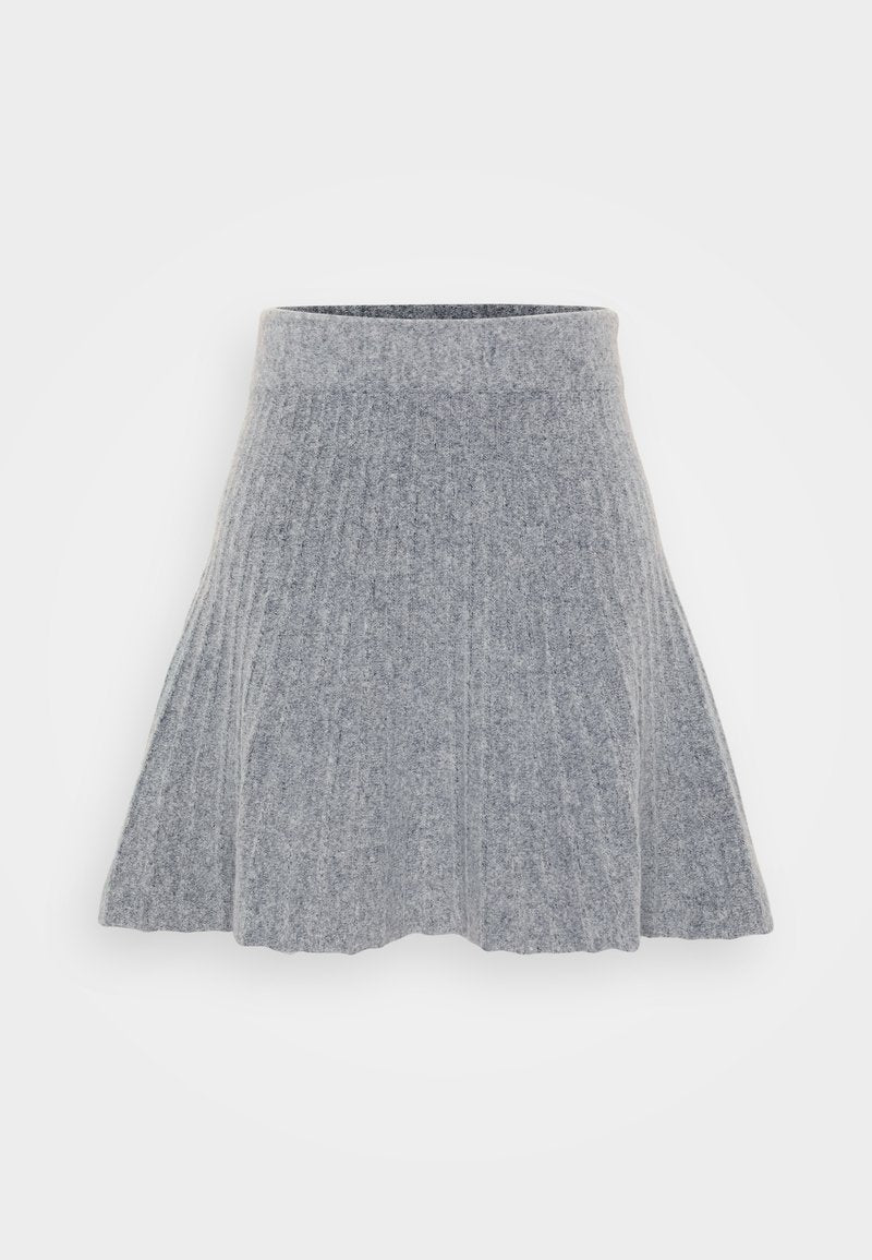 Grauer, plissierter Rock aus weichem Stoff. Verfügt über einen hohen Bund und eine ausgestellte Form, mit einer glatten Textur und subtilem Melange-Muster.