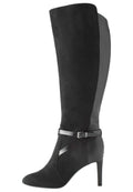 Schwarze knielange Damenstiefelette mit spitzem Fuß, Stiletto-Absatz und dekorativem Riemen um den Knöchel.