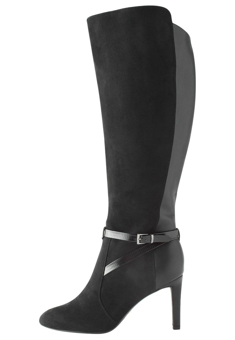Schwarze knielange Damenstiefelette mit spitzem Fuß, Stiletto-Absatz und dekorativem Riemen um den Knöchel.