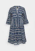 Marineblaue Kleid mit weißen geometrischen Mustern, V-Ausschnitt und drei Viertel weiten Ärmeln. Hergestellt aus leichtem Stoff mit lockerer Passform.
