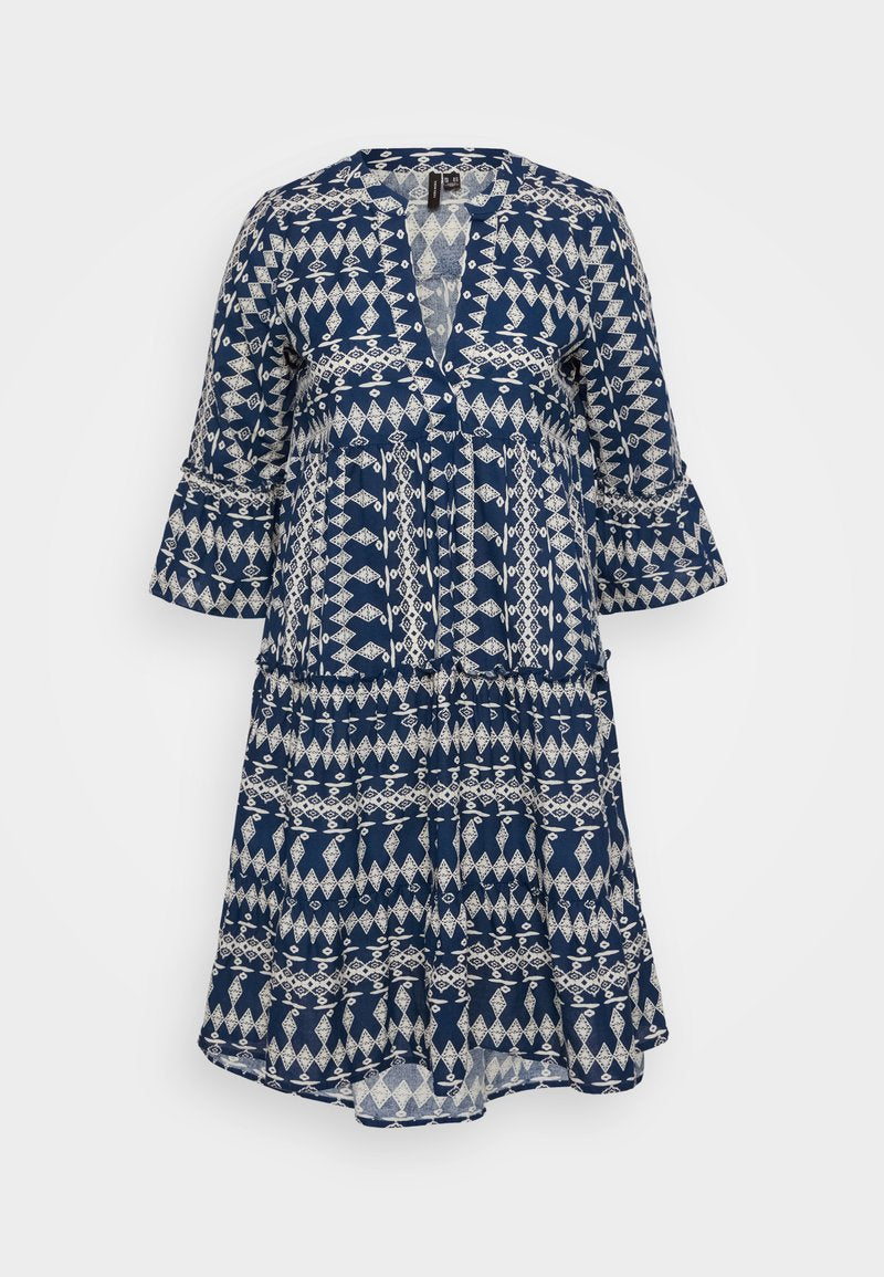 Marineblaue Kleid mit weißen geometrischen Mustern, V-Ausschnitt und drei Viertel weiten Ärmeln. Hergestellt aus leichtem Stoff mit lockerer Passform.