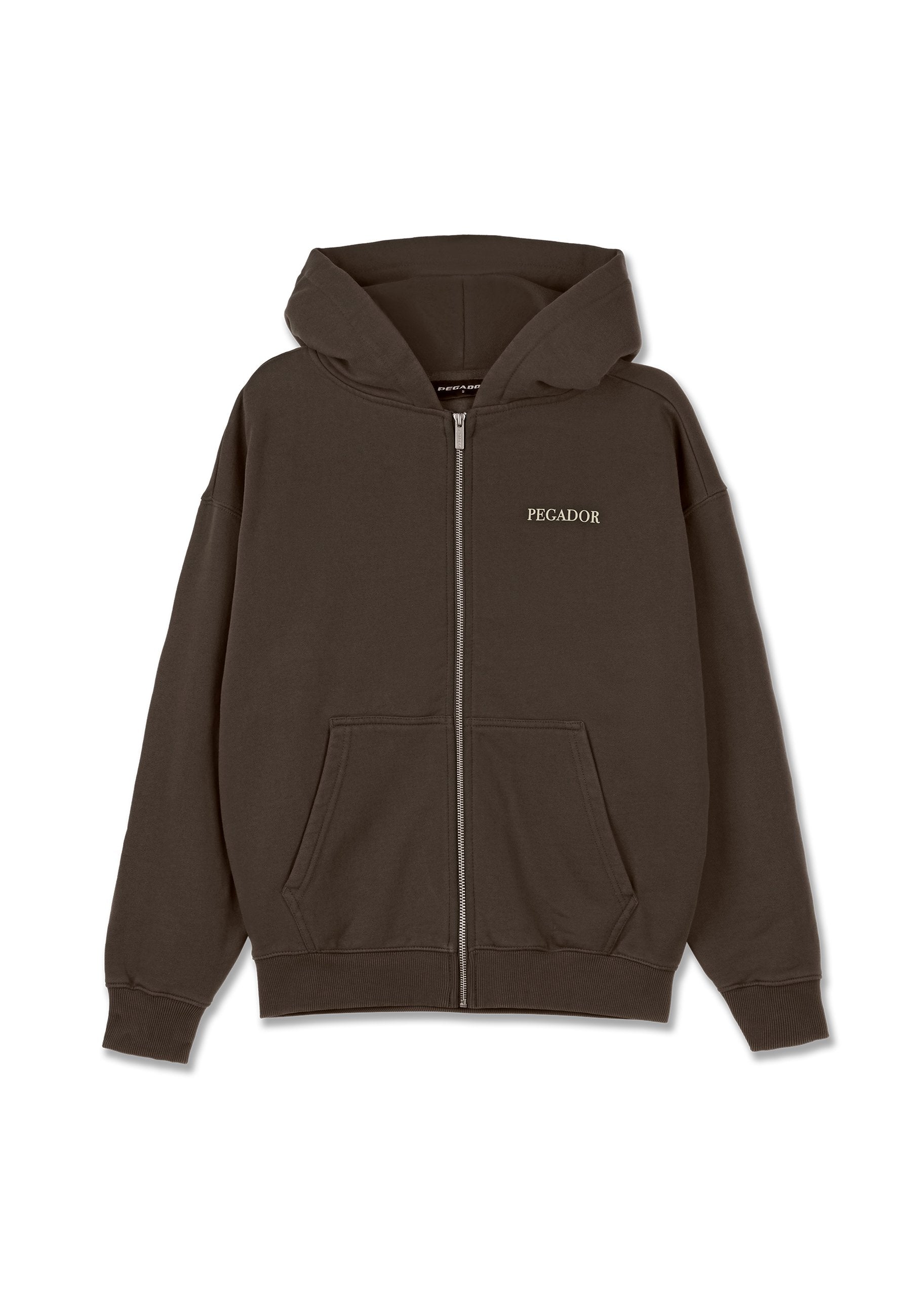 Brauner Zip-Hoodie aus weichem Stoff mit einer Fronttasche, verstellbarem Kapuzenzug und dem "PEGADOR"-Logo in heller Farbe auf der Brust.