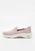 Hellrosa Slip-On-Sneaker mit strukturiertem Stoffoberteil, weiße, gepolsterte Sohle und Zuglasche an der Ferse, entworfen für lässigen Komfort.