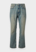 Ausgebleichte blaue Denim-Jeans mit geradem Bein, fünf Taschen und einem Knopfverschluss. Hat subtile hellere Waschdetails.