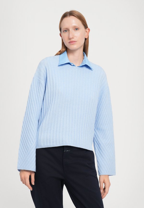 CLOSED CREW NECK