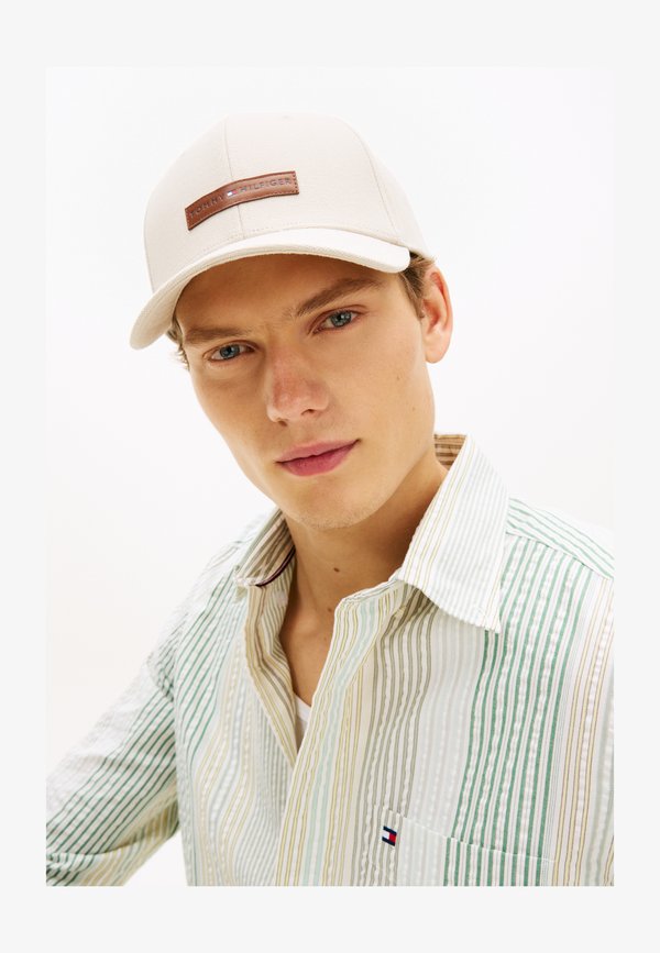 Tommy Hilfiger LOGO PATCH CANVAS BASEBALL CAP - Cap - classic beige