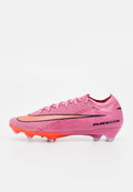 Pinkfarbener Nike Air Zoom Fußballschuh mit schwarzem Swoosh-Logo und orangen Stollen, seitlich auf weißem Hintergrund dargestellt.