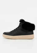 Schwarzer High-Top-Sneaker mit beiger Sohle und schwarzem Fellfutter rund um den Knöchel, mit schwarzen Schnürsenkeln und glattem Lederobermaterial.