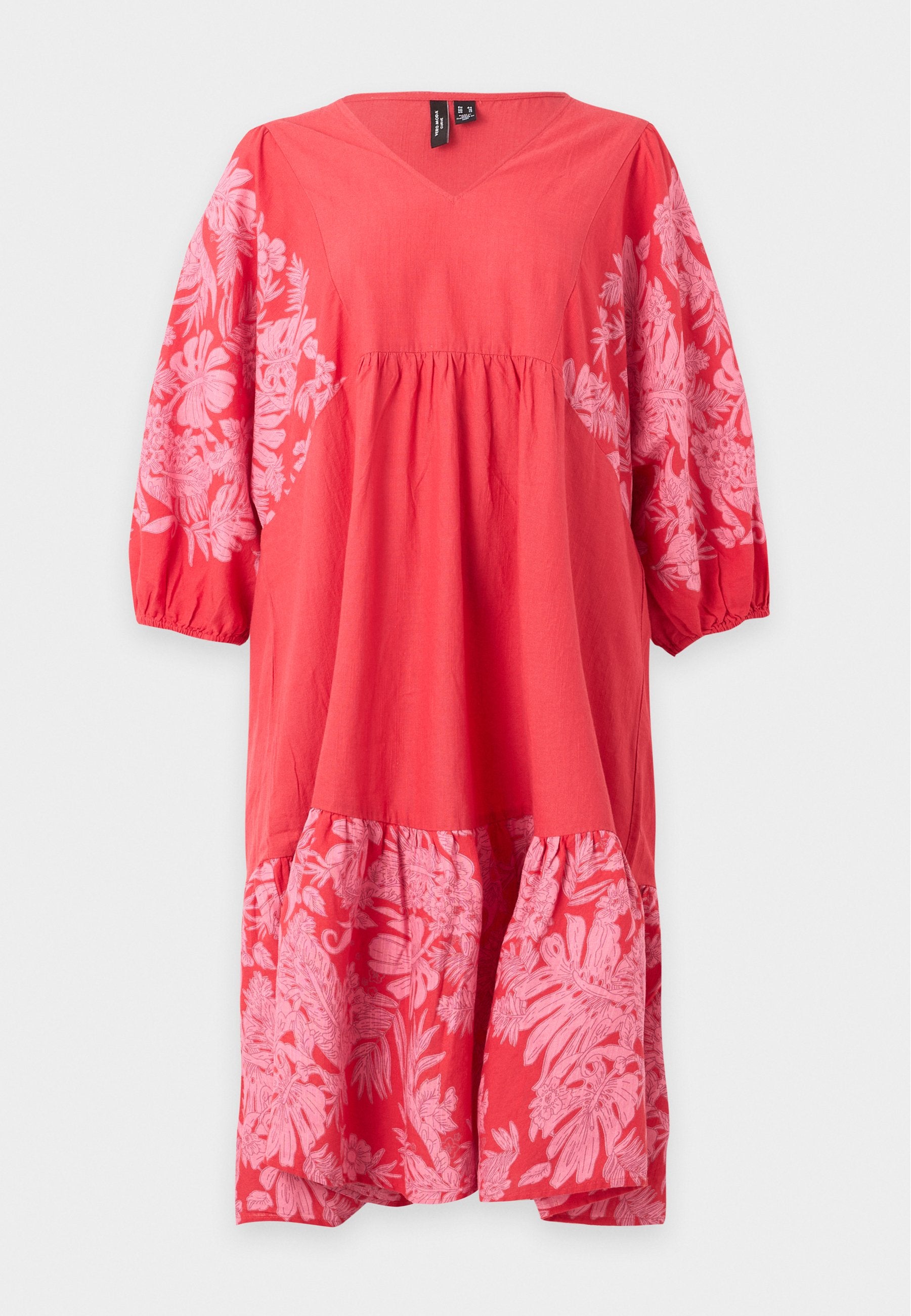 Rotes Kleid mit rosa Blumenmustern an Ärmeln und Saum, V-Ausschnitt und taillierter Passform mit 3/4-aufgebauschten Ärmeln und elastischen Bündchen.