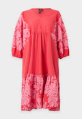 Rotes Kleid mit rosa Blumenmustern an Ärmeln und Saum, V-Ausschnitt und taillierter Passform mit 3/4-aufgebauschten Ärmeln und elastischen Bündchen.
