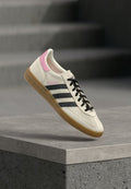 adidas Originals HANDBALL SPEZIAL JUVENTUS SHOES - Indoor football boots - off white/core black/true pink